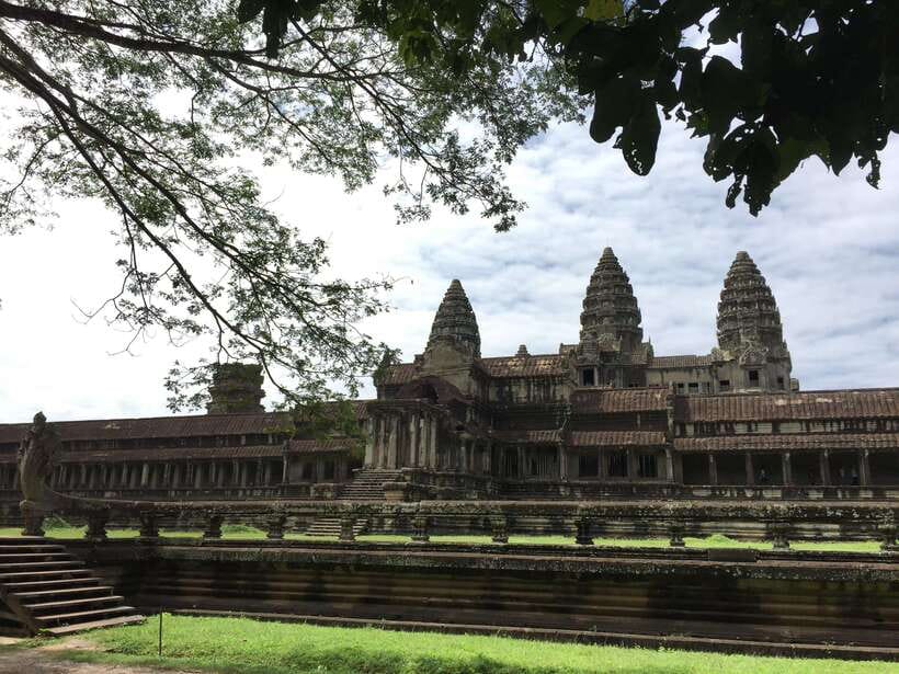 Siem Reap: Angkor Wat Half-Day Trip with Local Guide - Leaving Siem Reap in a private air-conditioned car