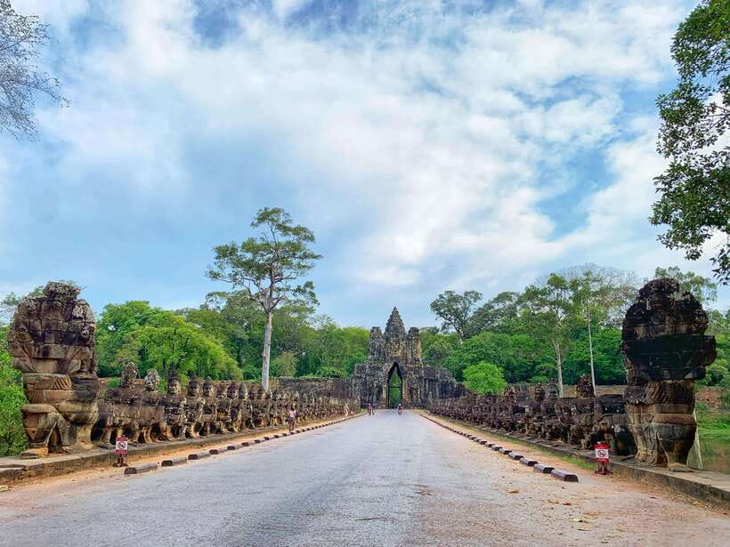 Siem Reap: Angkor Wat Private Tour by Tuk-Tuk - Bayon Temple and its many stone faces