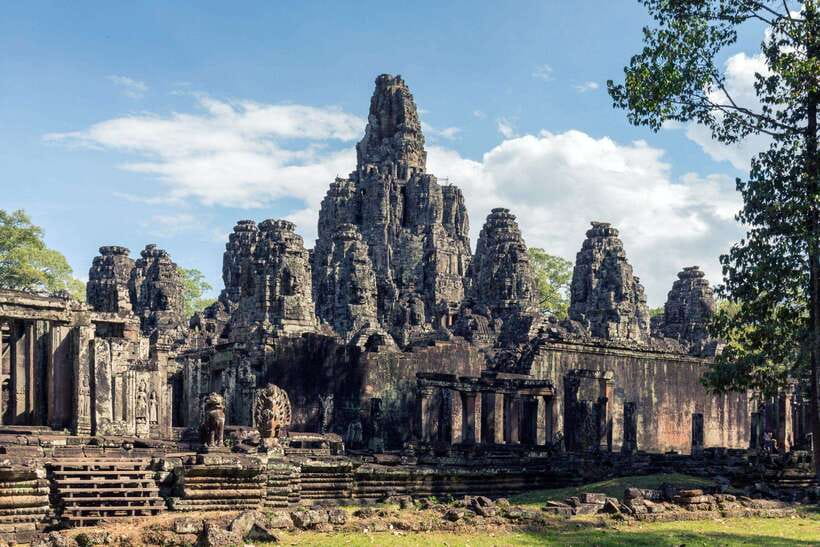 Siem Reap: Angkor Wat Small-Group Full Day Tour and Sunset - Angkor Thom and the gateway to a royal city