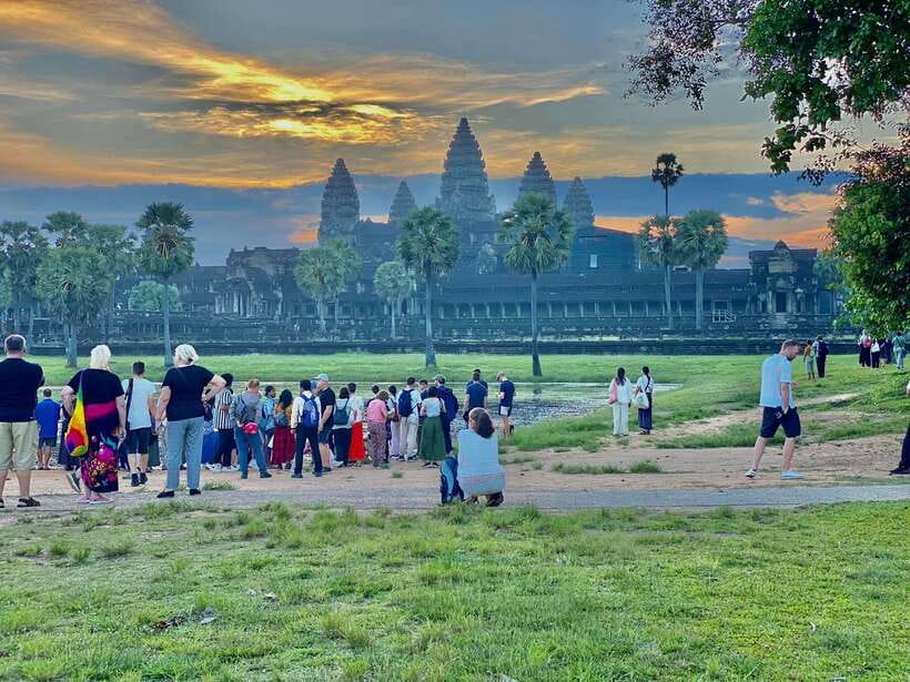 Siem Reap: Angkor Wat: Small-Group Sunrise or Sunset Tour - Key points to know before you book