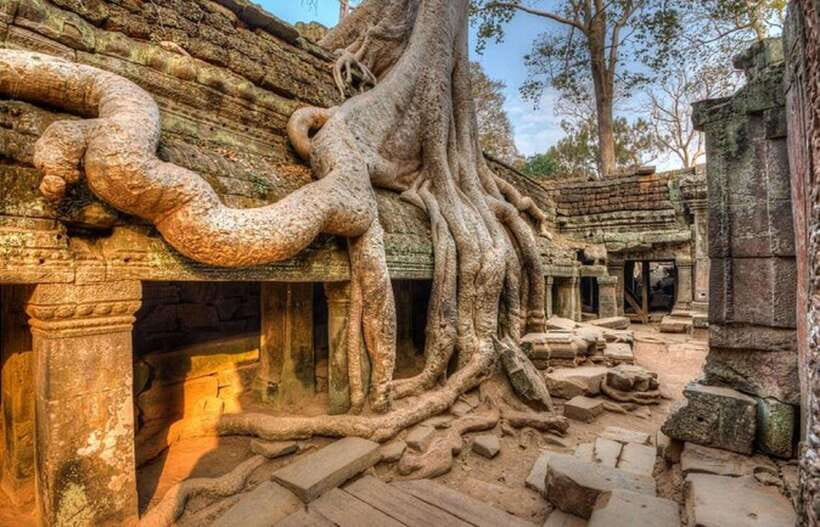 Siem Reap: Angkor Wat: Small-Group Sunrise or Sunset Tour - Transport, water, towels, and the heat