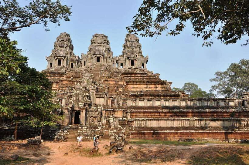 Siem Reap: Angkor Wat: Small-Group Sunrise or Sunset Tour - What to bring and how to manage the day