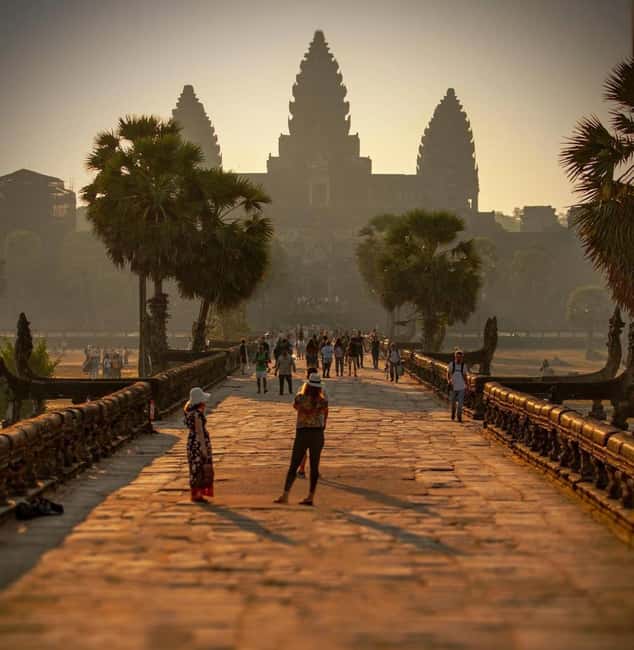 Siem Reap: Angkor Wat Small Group Tour with Spanish Guide - The first morning: Ta Prohm and Angkor Thom