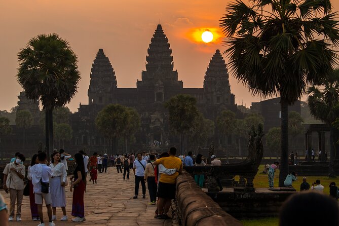 Siem Reap: Angkor Wat Sunrise & Explore Angkor Temples With Guide - Breakfast beside Srah Srang