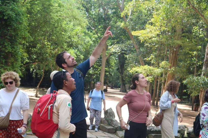 Siem Reap: Angkor Wat with German or English Guided Tour - The walking, clothing, and heat