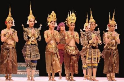 Apsara Dance Show & Dinner with Tuk-Tuk Transfers