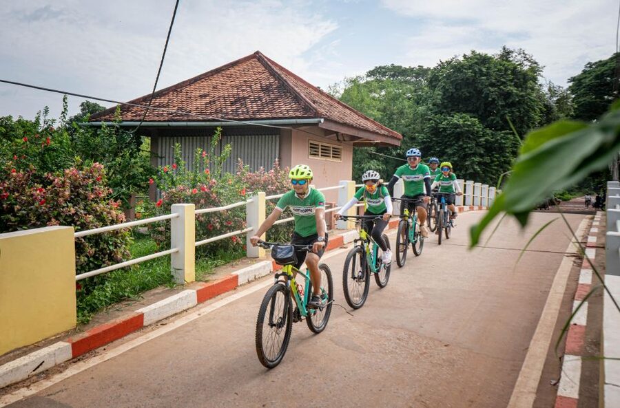 Siem Reap City Haft Day Bike Tour - Through Pub Street lane to the oldest market