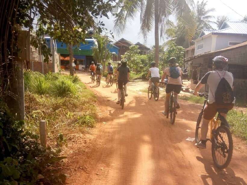 Siem Reap: Countryside Cycle and Local Village Life Tour - Meeting a family that makes palm wine