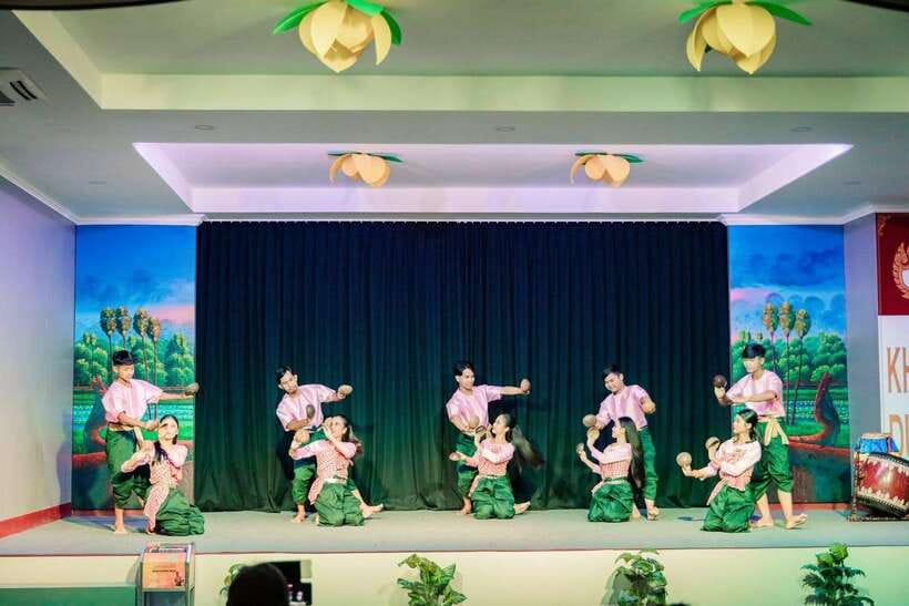 Siem Reap: Dinner and Traditional Show with Hotel Transfer - A Cambodian dinner with a stage show