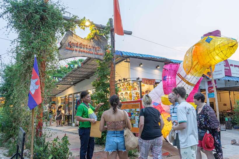 Siem Reap: Evening Food Tour with 10 Local Tastings - Long’s Bar and the final cold beer