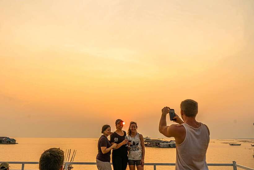 Siem Reap: Floating Village and Sunset Private Boat Tour - Meeting a Cambodian Farming Family