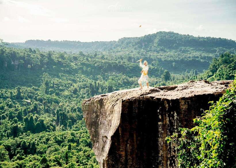 Siem Reap: Kulen Waterfalls and Banteay Srei Tour - Transport, guide arrangements, and private touring