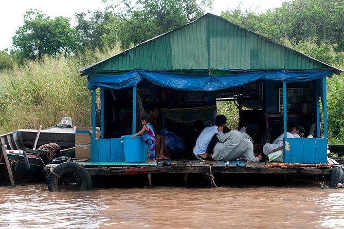 Siem Reap Lake-Side Village Tour - Wildlife and the floating crocodile farm