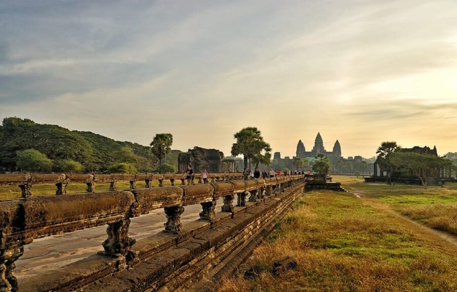 Siem Reap: Private Angkor Wat & Bakheng Mountain Sunset Tour - What the $59 price really covers