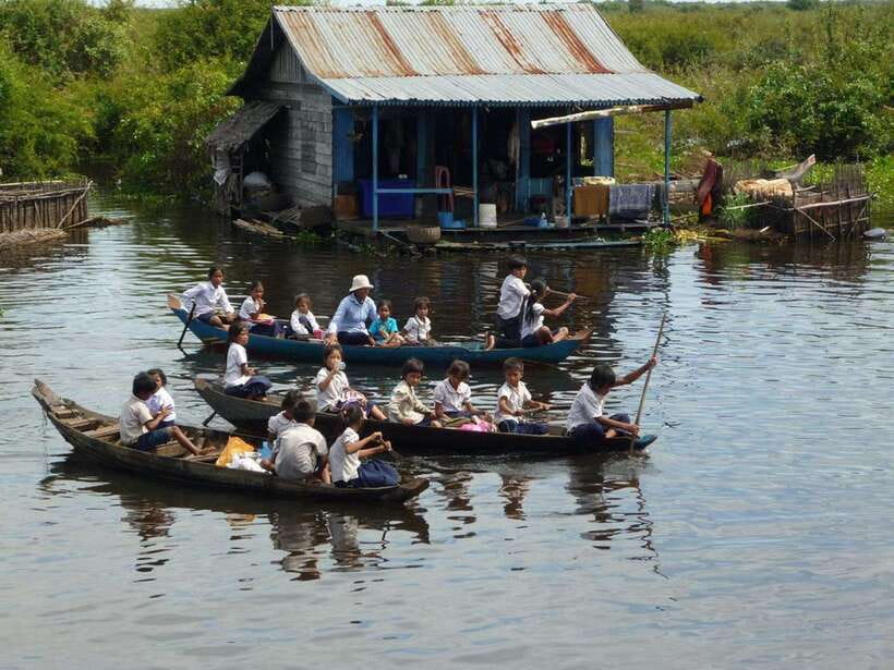Siem Reap: Tonle Sap, Kampong Phluk & Floating Village Tour - Wat Kampong Phluk and village traditions