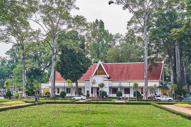 Siem Reap Walking Tour: Landmarks & Hidden Gems - The pace, meeting point, and weather