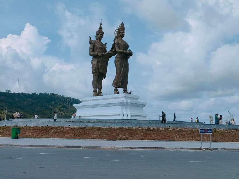 Sihanoukville Full Day City Tour with Transportation & Guide - Fishing boats and the daily work of the harbor