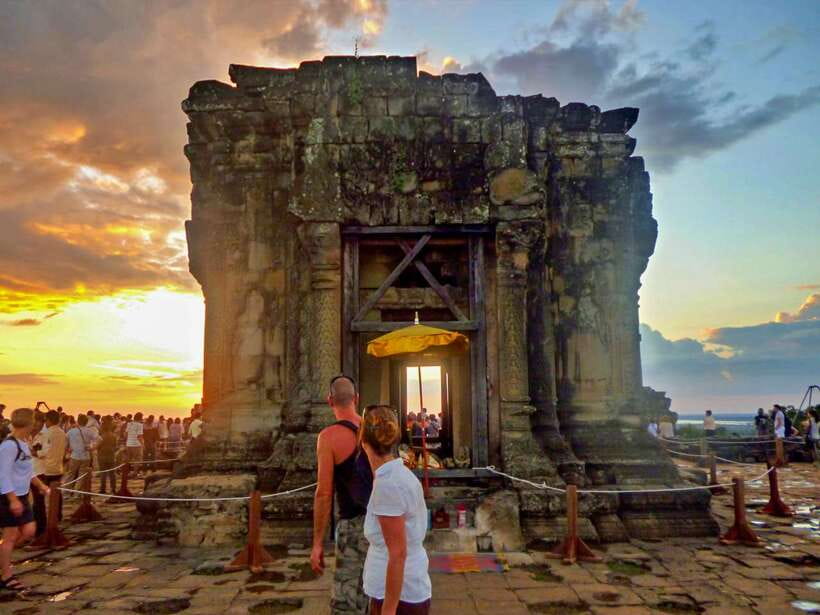 Small-Group Full Day Angkor wat Guide tour with Sun set - Lunch near Banteay Kdei