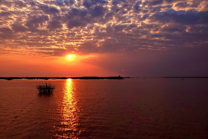 Sunset Dinner and drinks includes a Floating Village cruise tour. - How the guides shape the evening