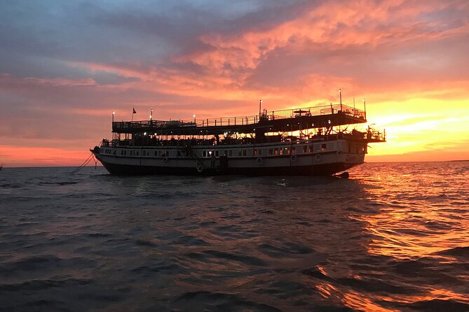 Sunset Dinner and drinks includes a Floating Village cruise tour. - Entering Chong Khneas by small boat