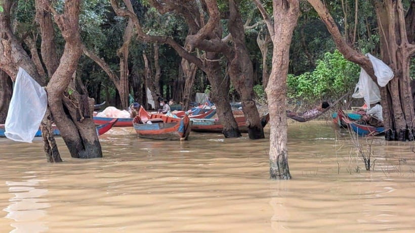 Sunset Kompong Pluk Floating Village - Arriving at Kampong Phluk by boat