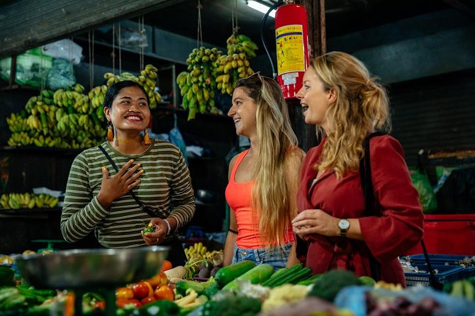 The 10 Tastings of Siem Reap With Locals: Private Street Food Tour - The Heritage Walk: fruit and fresh papaya salad