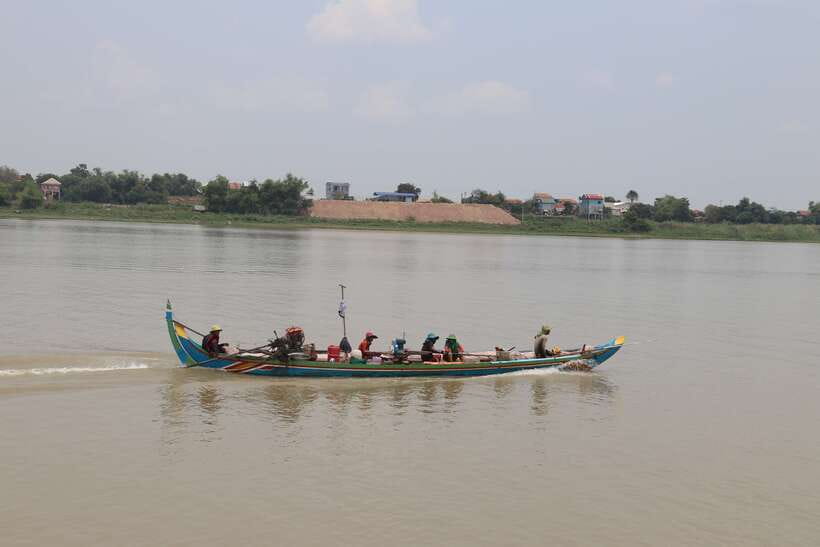 Tonle Sap Cruise & land Tour between Phnom Penh & Siem Reap - The silversmith workshop and temple stop