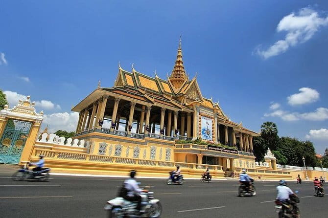 Udong Old Capital Tour - Vipassana Dhurak, a working Buddhist monastery